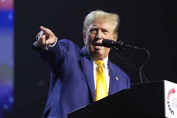 Трамп объявил о планах отменить указы Байдена по иммиграции во время митинга в Финиксе