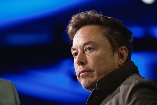 Elon Musk Presents the Humanoid Robot Optimus
