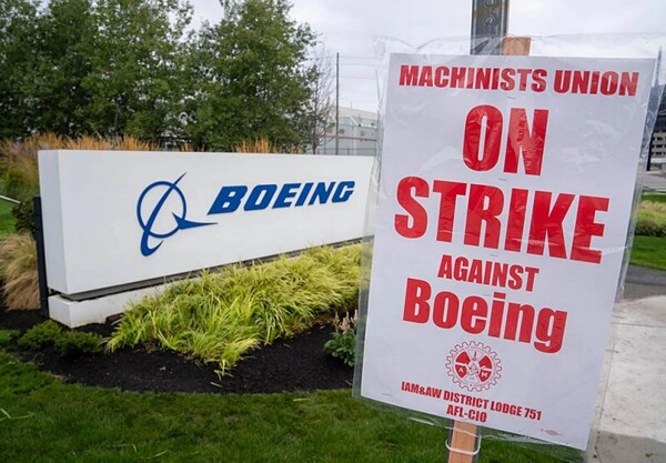 Boeing сталкивается с критикой на фоне забастовок и увольнений