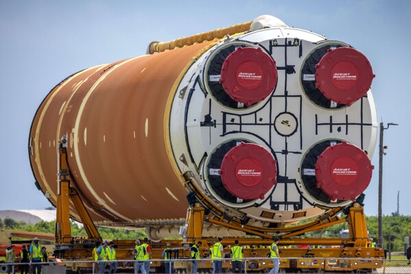 Стадия ракеты SLS NASA прибывает в Космический центр Кеннеди