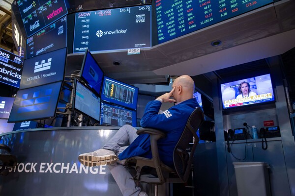 Wall Street Sees Weekly Gains Amid Job Data