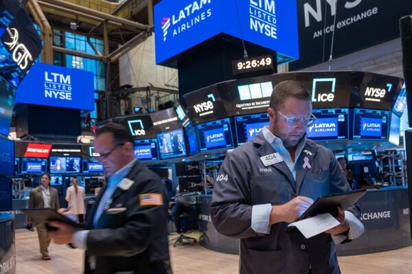 US Stocks Drop Amid Trade Deal Uncertainty
