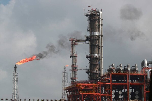 Фьючерсы на нефть готовы к недельному росту на фоне признаков улучшения спроса