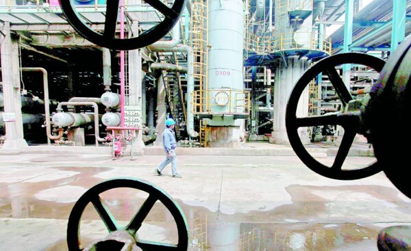 Цены на нефть растут из-за снижения запасов бензина и усиления переработки на нефтеперерабатывающих заводах