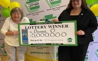 Женщина выигрывает приз в лотерее после решения не лететь