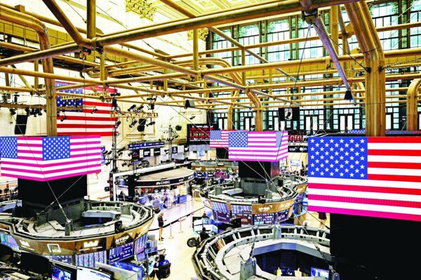 Investors Seek Signs of US Consumer Spending Strength