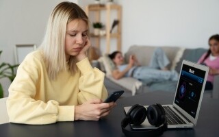 Новое исследование раскрывает серьезные последствия интернет-зависимости для мозга подростков
