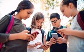 Школы Лос-Анджелеса проголосовали за полный запрет на смартфоны