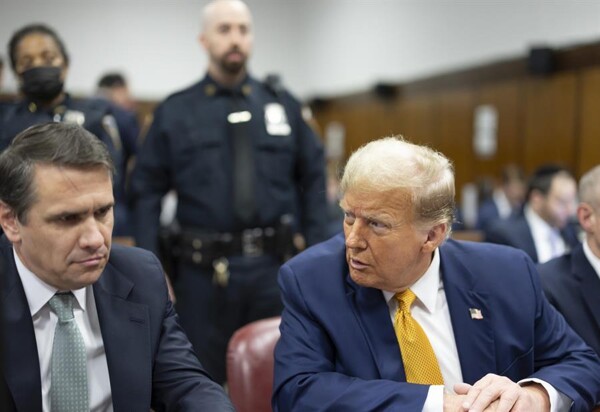 Бывший адвокат Трампа свидетельствует в судебном процессе, связанном с выплатой Сторми Дэниэлс