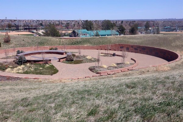 Columbine почтит память жертв первой массовой стрельбы при внедрении США новых регуляций по оружию
