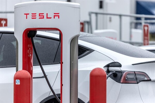 NHTSA пришел к выводу, что недостаточно надзора над системой автопилота Tesla