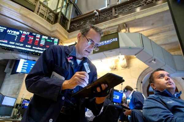 Американские акции стабильны на фоне снижения Dow Jones