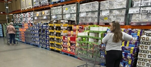 Розничные продажи выросли в августе на фоне беспокойства по поводу инфляции