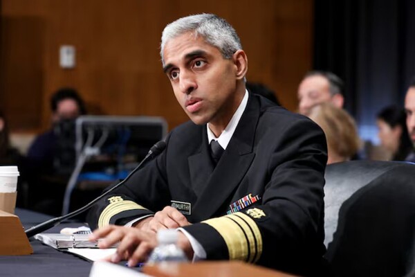 Хирург-генерал США призывает к предупреждению на приложениях социальных сетей