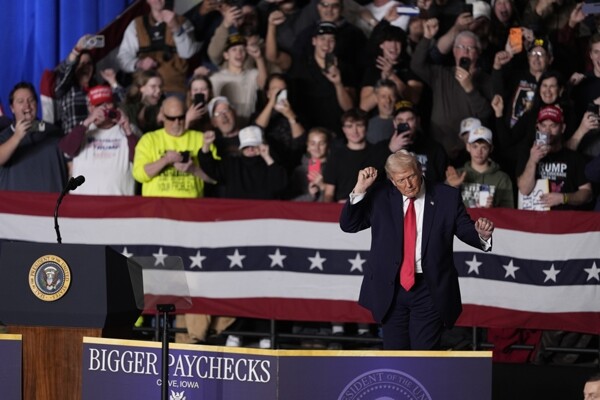Trump opens midterm campaign amid crisis in Minneapolis