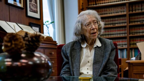 Судья федерального суда США, 97 лет, борется за возвращение на работу после приостановки
