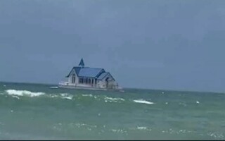 Женщина замечает необычный плавучий дом у побережья Флориды