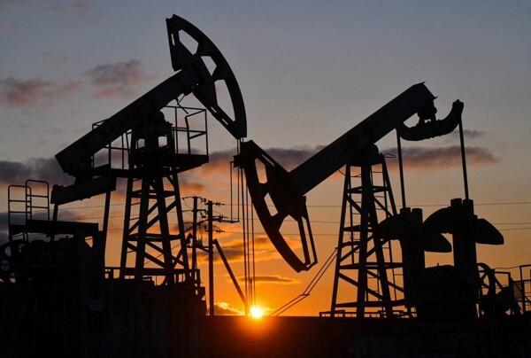 Цены на нефть продолжают расти на фоне сильного спроса из США