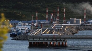 Цены на нефть колеблются на фоне планов США по увеличению производства