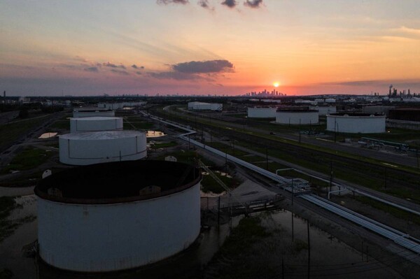 США рассматривают выпуск дополнительной нефти для сдерживания всплеска цен на бензин