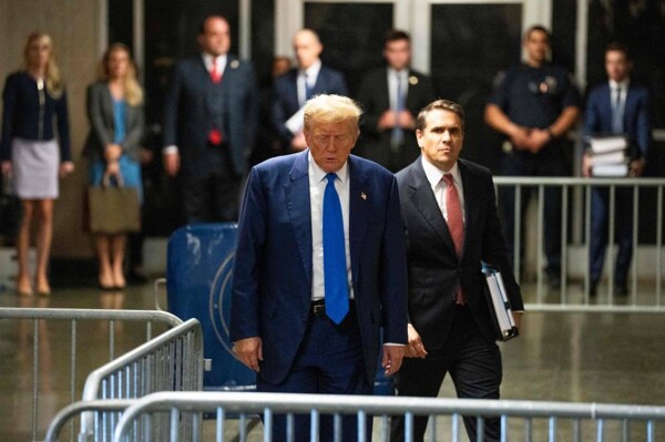 Бывший помощник Трампа дает показания на суде по делу о скандале с молчанием