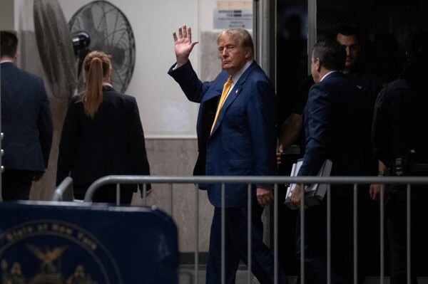 Дональд Трамп стоится перед судом в Нью-Йорке по уголовному делу