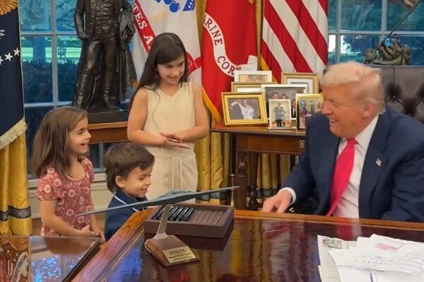 US President Welcomes Children to the Oval Office