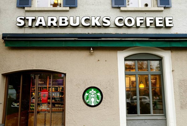 Starbucks сообщает о снижении квартальной выручки