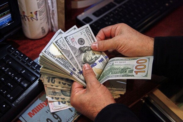 Dollar Faces Weekly Loss After Tariff Delay