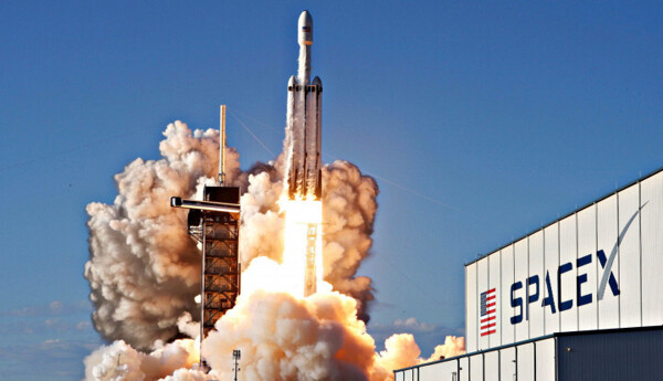 Астронавты NASA вернутся через SpaceX после проблем