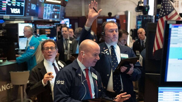 US Stocks Fluctuate at Start of Week
