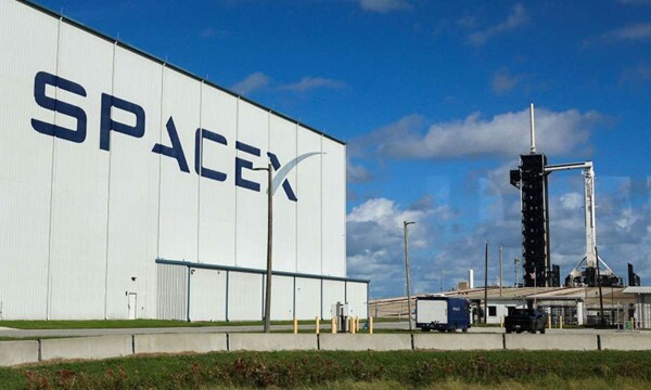 Капсула Polaris Dawn компании SpaceX приземляется во Флориде