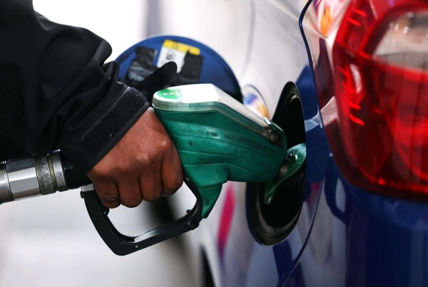 WTI Oil Prices Surpass $104 Due to Threat of Hormuz Blockade