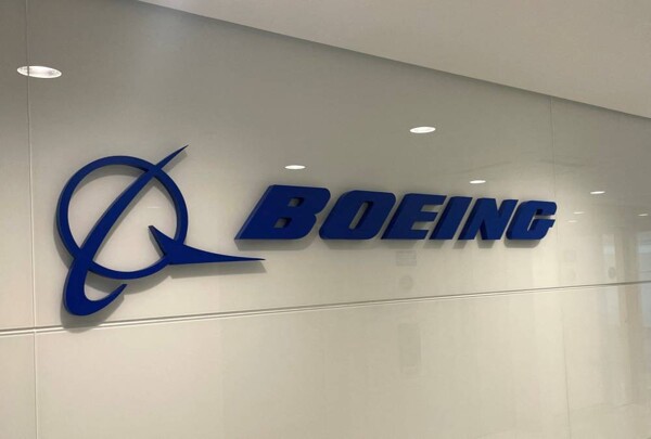 Boeing сталкивается с проблемами, поскольку в этом году поставляет меньше самолетов