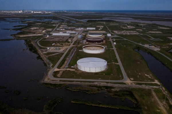 Запасы сырой нефти и бензина в США увеличились
