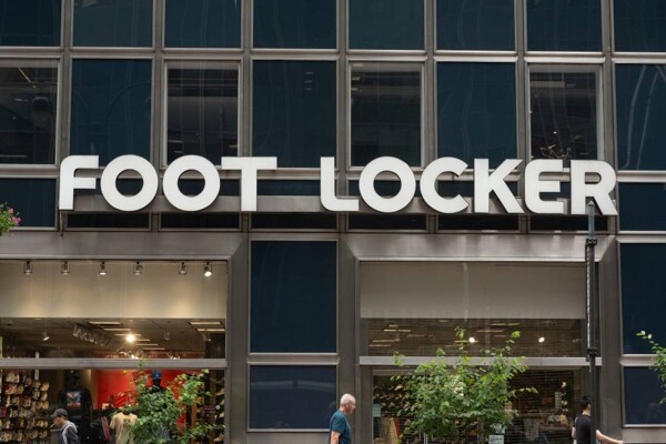 Foot Locker сообщает о более высоком доходе на акцию в первом квартале